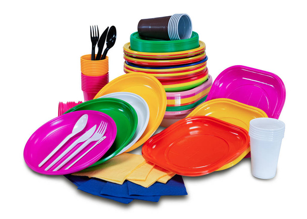 Пластиковая одноразовая посуда с тарелками и столовыми приборами
 - Фото, изображение