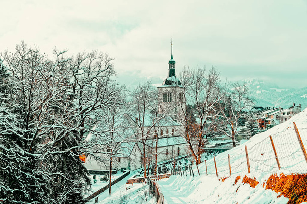 Kirkko Alppien vuoret Gruyeres talvi
 - Valokuva, kuva