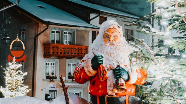 Gruyeres gece kasabası nın sokakta Noel Baba figürü - Fotoğraf, Görsel