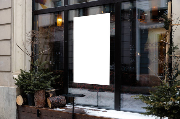 Spazio pubblicitario vuoto su una finestra di un ristorante da strada fuori
 - Foto, immagini