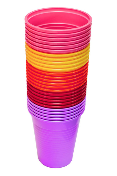 Tasses jetables en plastique coloré à fond blanc
 - Photo, image