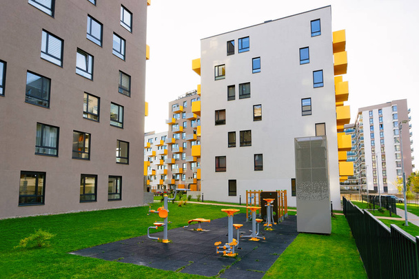 Nová obytná bytová budova s posilovně fitness hřiště - Fotografie, Obrázek