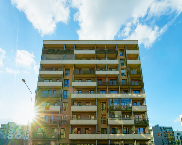 Apartman ev ve ev konut kompleksi gayrimenkul güneş ışığı - Fotoğraf, Görsel