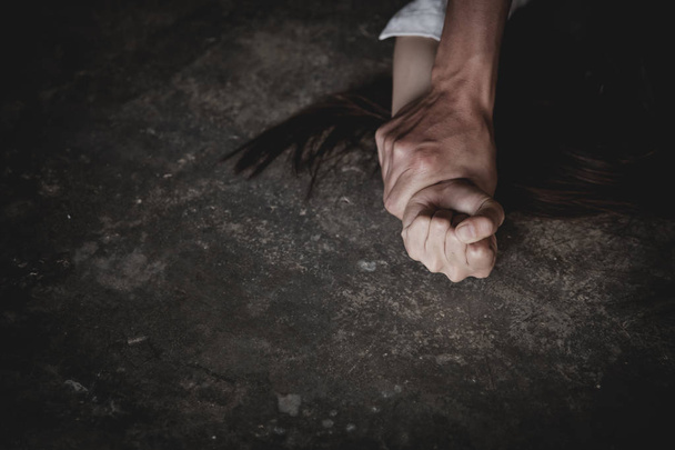 Mano de hombre sosteniendo mano de mujer por violación y abuso sexual concep
 - Foto, imagen