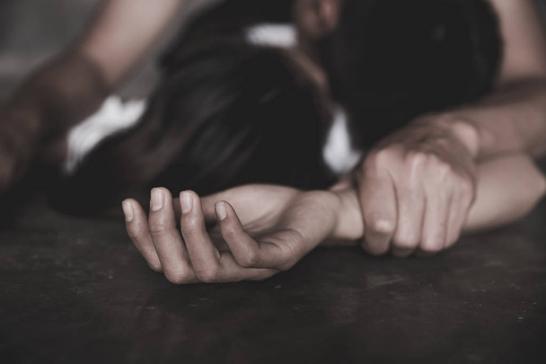Закрыть руки мужчины, держащего женщину за руки для изнасилования и секса
  - Фото, изображение