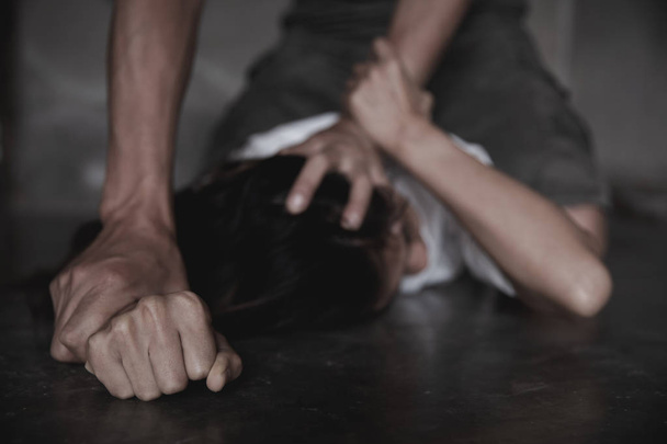 Dehşet bir kadın olarak acı bir adamla aile içi şiddet bir  - Fotoğraf, Görsel