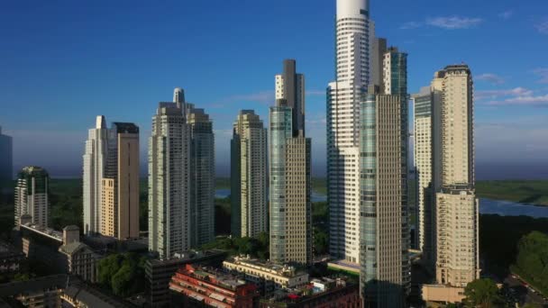 Panoramiczny widok z lotu ptaka na Puerto Madero nowoczesne budynki wieżowca. Buenos Aires, Argentyna - Materiał filmowy, wideo
