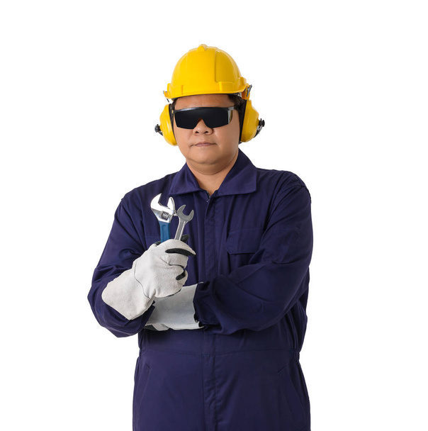 retrato de um trabalhador em macacão mecânico está segurando uma chave é
 - Foto, Imagem