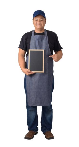 trabajador hombre o servicio en negro camisa y delantal está sosteniendo cha
 - Foto, imagen