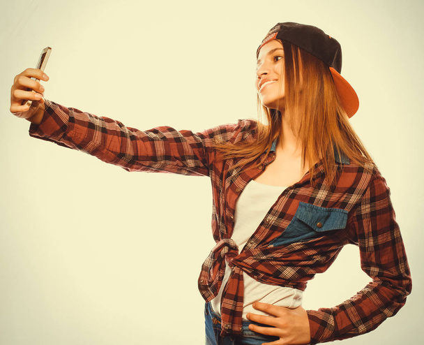 pretty teen girl wearing hat, taking selfies - Φωτογραφία, εικόνα