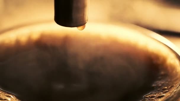 Χύνοντας καφέ από μηχανή καφέ στο κύπελλο - Πλάνα, βίντεο