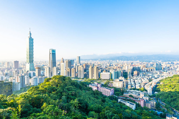 Bellissimo paesaggio e paesaggio urbano di taipei 101 edificio e architettura nello skyline della città con nuvola blu e bianca a Taiwan - Foto, immagini