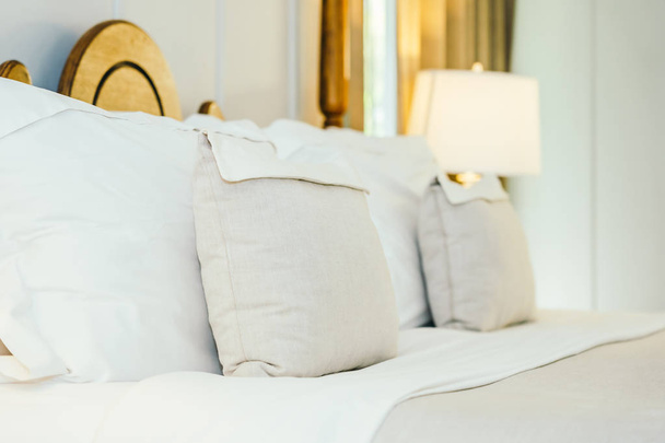 Cuscino bianco e coperta sulla decorazione del letto in interni bella camera da letto di lusso
 - Foto, immagini
