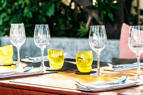 Wijnglas met eetkamer set bereiden voor ontbijt, lunch of diner op tafel in het restaurant en café - Foto, afbeelding