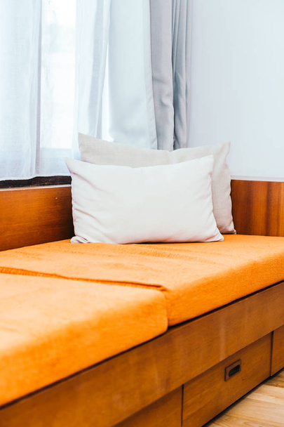 Зручна подушка на дивані прикраса інтер'єру розкіш кімнати
 - Фото, зображення