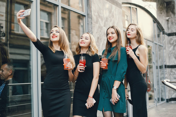girls with cocktails - Foto, imagen