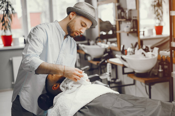 The man cuts his beard in the barbershop - Zdjęcie, obraz