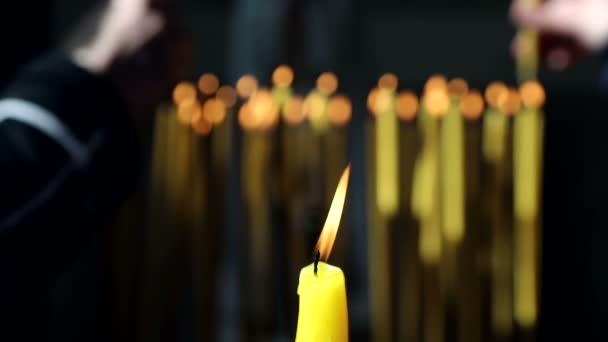 Jediná žlutá svíčka, která svítí v církvi a v pozadí pár svíčky rozzářit křesťany a dal - Záběry, video