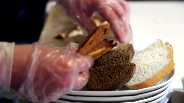 Waiter in gloves from puts bread on a plate, and prepares it for delivery. - Footage, Video