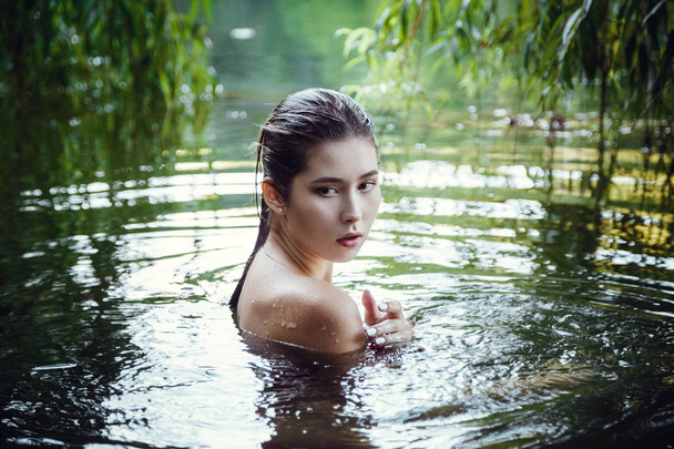Belle jeune fille reposant dans l'eau
 - Photo, image