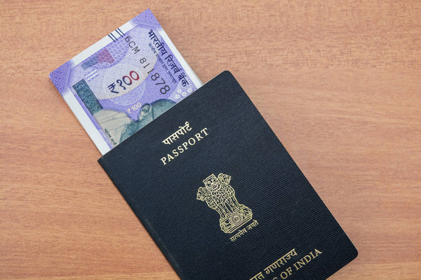 Kuva Intian passi ja uusi Intian paperi valuutta
 - Valokuva, kuva