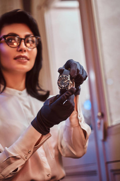 Πωλητής δείχνει μια αποκλειστική mens ρολόι χεριού από τη νέα συλλογή στο κατάστημα κοσμημάτων πολυτελείας - Φωτογραφία, εικόνα