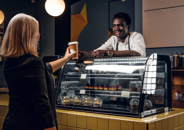 Африканський barista дає замовлених кави замовником сучасна кав'ярня - Фото, зображення