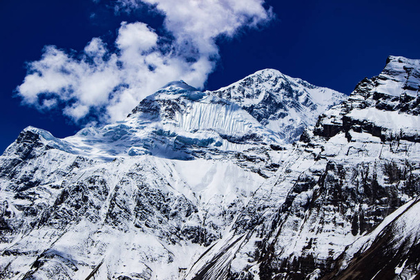 Annapurna Dağı 8.000 metre üzerinde 1 tepe, 7.000 metre üzerinde 13 zirve ve 6.000 metre üzerinde 16 daha fazla içerir. Annapurna Circuit Trek'teki göz kamaştırıcı masif dağlar arkadan Nepal'in mücevherleridir.. - Fotoğraf, Görsel