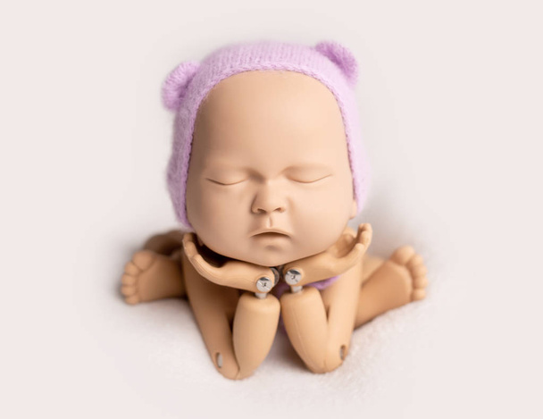 Mannequin of baby posing for photo - Foto, imagen
