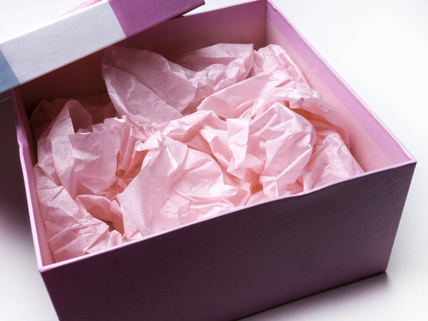 caja de regalo abierta con papel rosa
 - Foto, Imagen