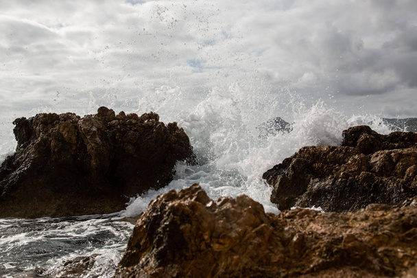 Волны на побережье, остров Майорка Испания - Фото, изображение