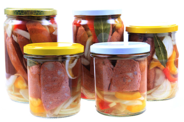 salsichas em conserva checa em vinagre isolado
 - Foto, Imagem