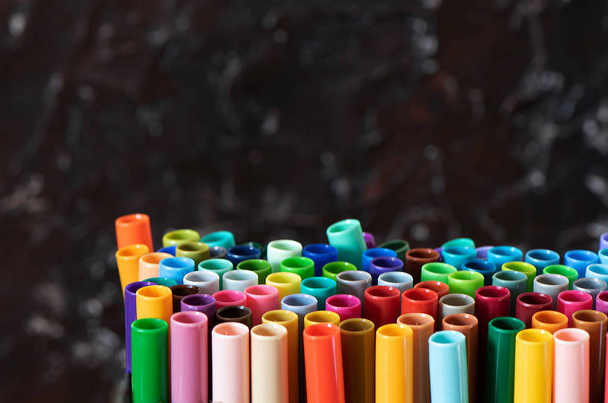 Um conjunto de marcadores coloridos, com um lugar para espaço de cópia em fundo preto
 - Foto, Imagem