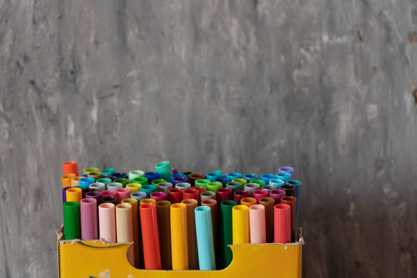 Un conjunto de marcadores de colores, con un lugar para el espacio de copia sobre fondo gris
 - Foto, Imagen
