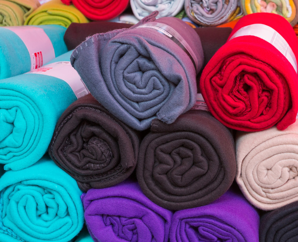 Роллированные разноцветные шерстяные одеяла
 - Фото, изображение