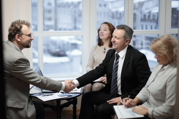 friendly handshake of business partners in the office - Φωτογραφία, εικόνα