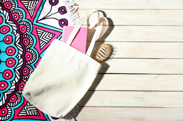 マンダラと白いエコバッグ明るいビーチ タオルを丸める  - 写真・画像