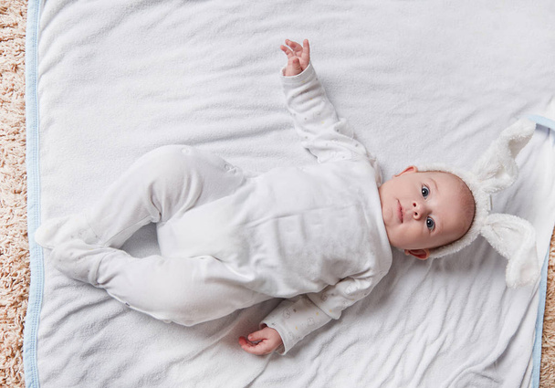 cute smiling baby lying on the bed. - Fotografie, Obrázek
