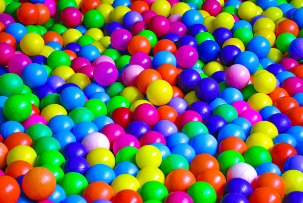 Яркие пластиковые шарики на детской площадке - Фото, изображение