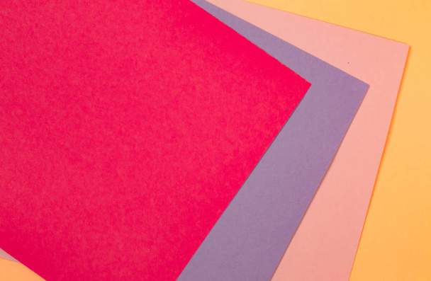 feuilles de papier coloré. De nombreuses feuilles de papier colorées sont disposées dans la composition dure. fond de papier coloré
. - Photo, image