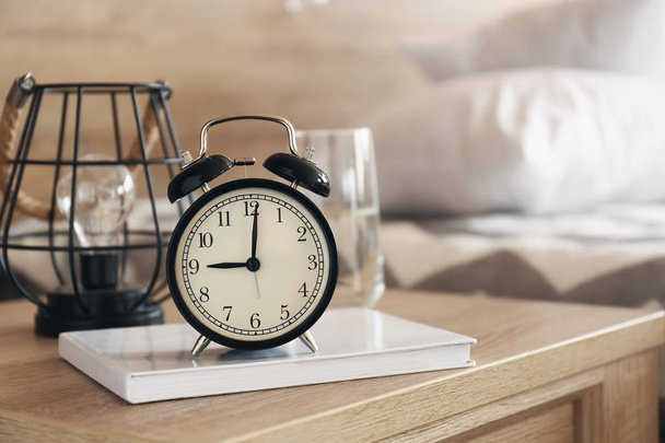 Alarm clock on table in bedroom - Foto, Imagem
