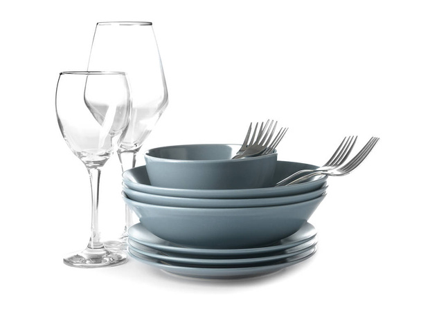 Conjunto de pratos limpos em fundo branco
 - Foto, Imagem