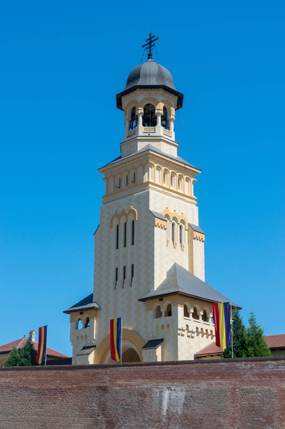 Catedral de Reunificación en un día soleado de verano en Alba Iulia, Rumania
 - Foto, imagen