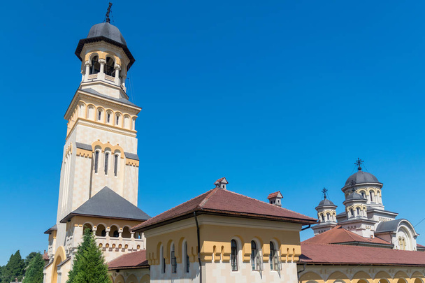 Catedral de Reunificação em um dia ensolarado de verão em Alba Iulia, Romênia
. - Foto, Imagem