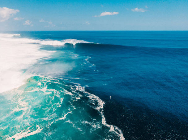 Luftaufnahme mit großer blauer Welle zum Surfen. Große Wellen im Ozean - Foto, Bild