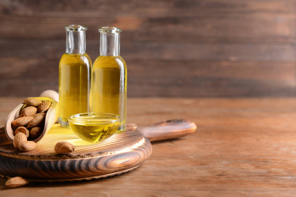Složení s mandlovým olejem na stole - Fotografie, Obrázek