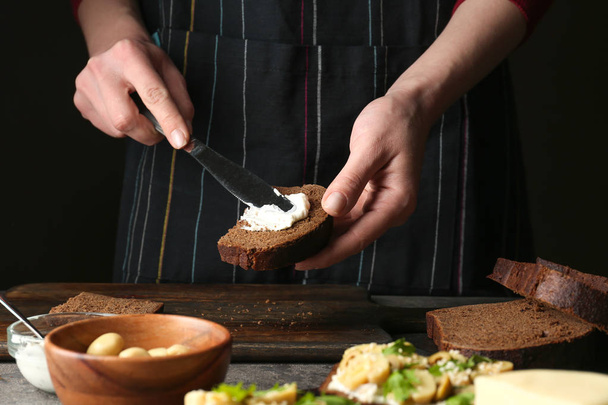 Žena připravuje chutné bruschetty - Fotografie, Obrázek
