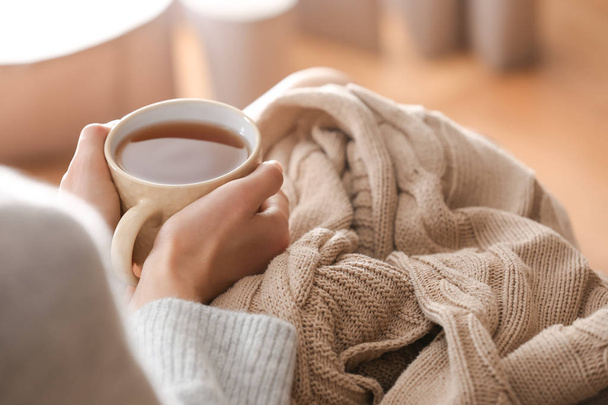 Fiatal nő iszik forró teát otthon, Vértes - Fotó, kép