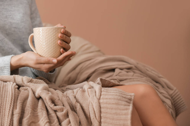 Fiatal nő iszik forró teát otthon, Vértes - Fotó, kép