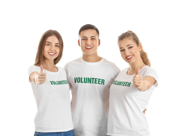 Equipo de jóvenes voluntarios sobre fondo blanco
 - Foto, Imagen